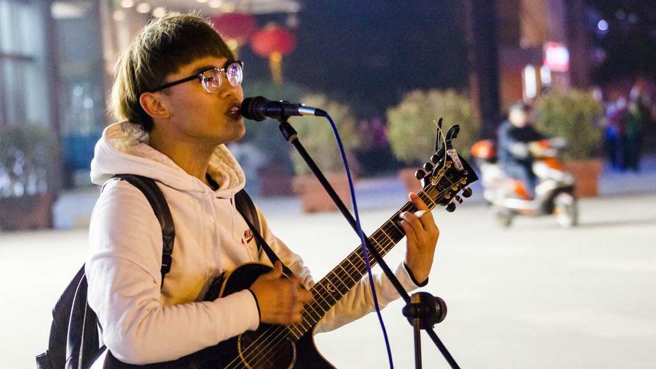 郑州流浪歌手街头卖唱,一首张信哲《白月光》打动我的心