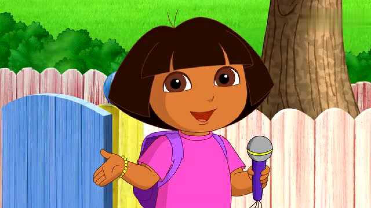 爱探险的朵拉:朵拉用麦克风呼叫所有朋友去参加百里牛的派对