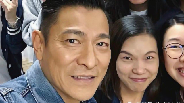 刘德华被女粉丝搂腰合影,57岁依然时尚帅气