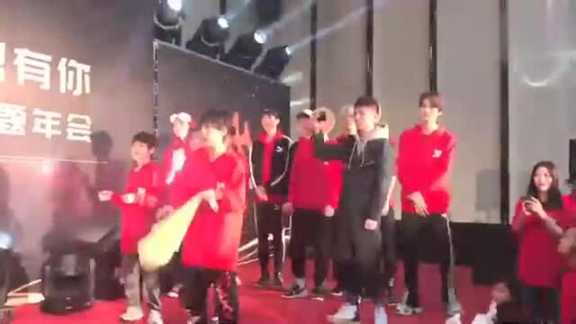 乐华娱乐年会三代男团同台battle,韩庚范丞丞justin搞笑尬舞