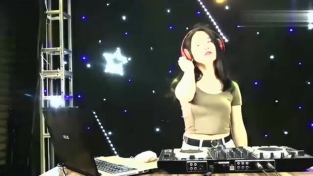 美女DJ现场打碟歌曲:《别再说爱我》,也不需要你虚伪的承诺!