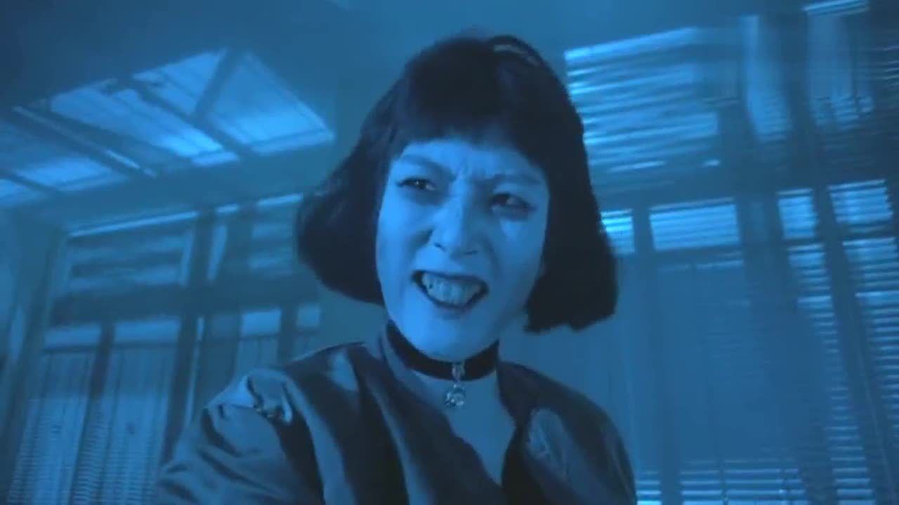 回魂夜阿群跳舞不跟星爷拍子,星爷上去就是一斧子,原来她是鬼