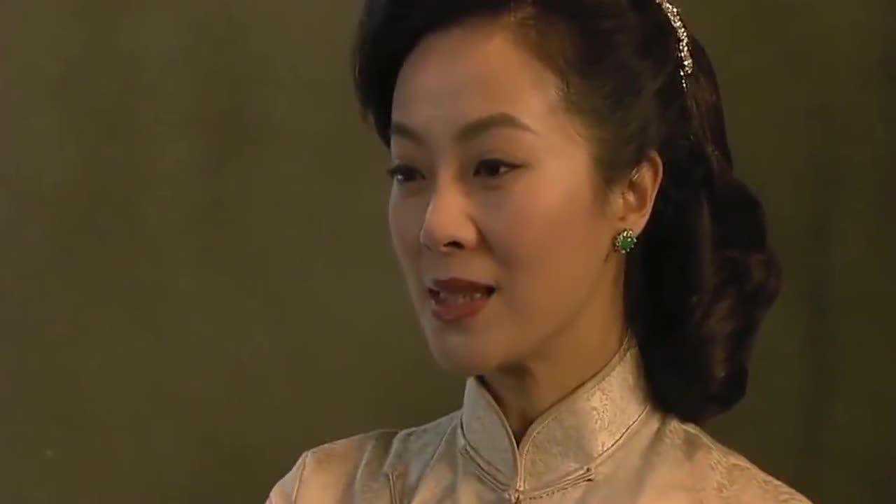 狱警要求美女脱衣服检查，没想美女真的开始解扣，狱警盯得眼直了_高清
