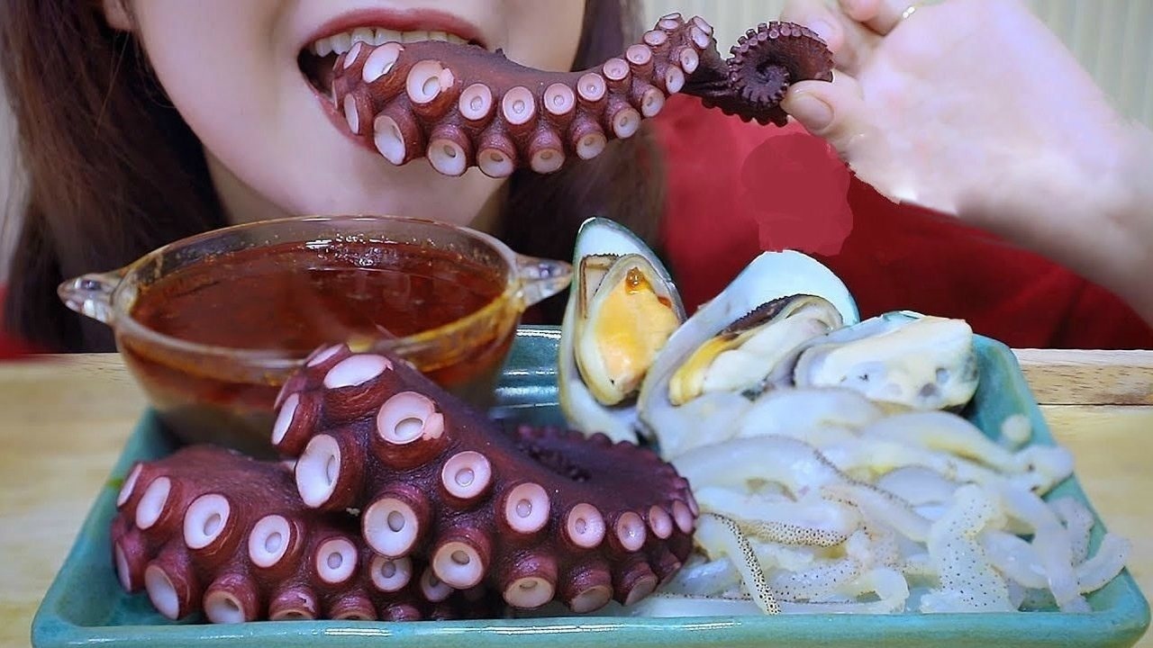 吃清蒸大章鱼足,嚼起来口感弹脆,网友:这咀嚼声听起来太陶醉了