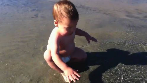 宝宝穿尿不湿玩水，接下来的举动，让爸妈哭笑不得！