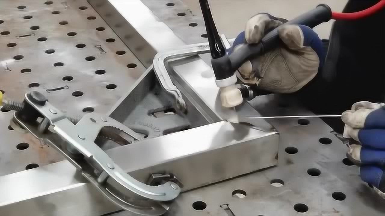 焊工用tig技术,焊接不锈钢的桌腿,真看不出什么痕迹