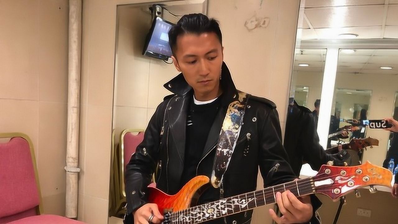 谢霆锋懒理张柏芝动态穿皮衣弹吉他被朋友嘲笑