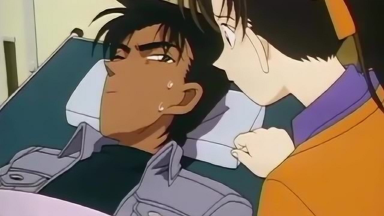 名侦探柯南服部平次受伤了和叶在急救车上抱着平次痛哭