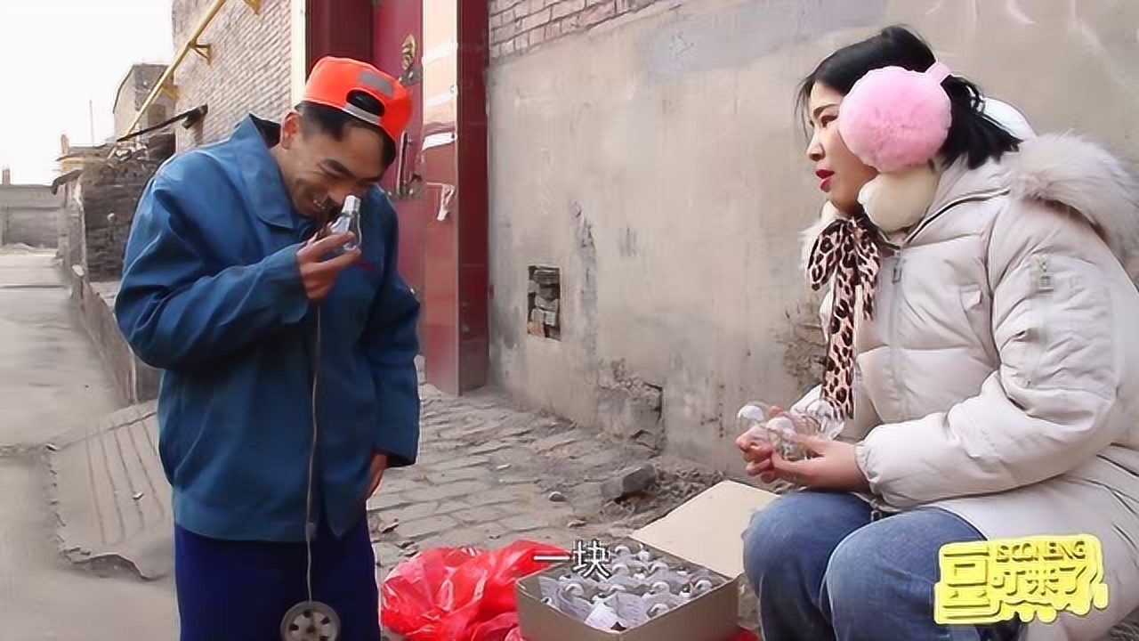 憨小伙买灯泡,只认识朝下的,不认识朝上的,太有趣了