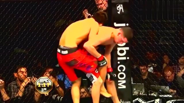 UFC:金东炫已经没体力,小麻逐渐占据上风!结果居然是这样?