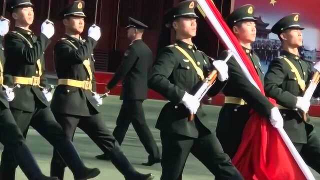 三军仪仗队在军营里练习走正步,脚步声咔咔响,真振奋人心!