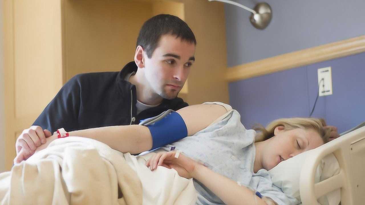 孕妇分娩老公陪产,当孩子胎头露出来时,孕妇大喊救我丈夫!