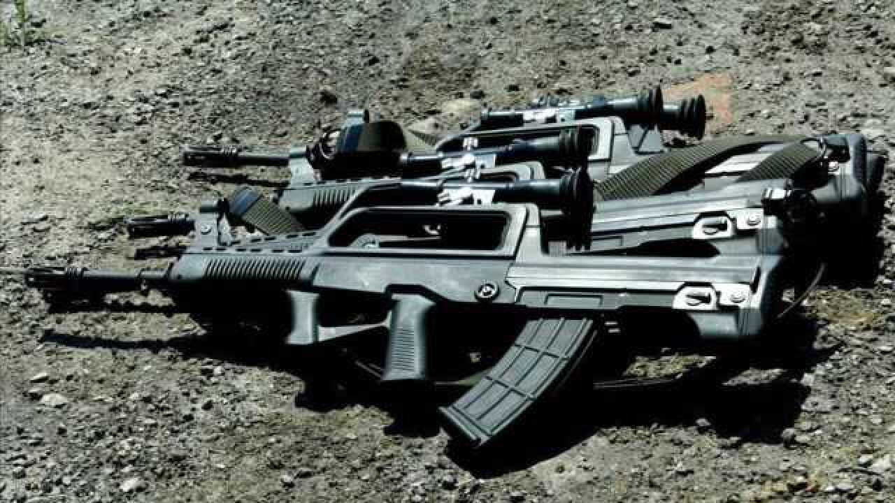 百米外射穿10毫米钢板,国产95式穿透力强,甩m4好几条街!