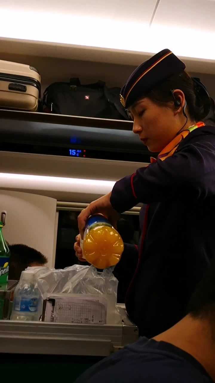 春运高铁复兴号一等座居然有免费饮料和零食送给乘客你有领到吗