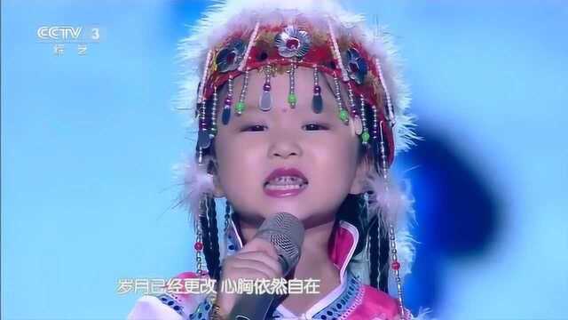 陈灿儿上台演唱《我从草原来》,小奶音超可爱,表情逗笑观众!