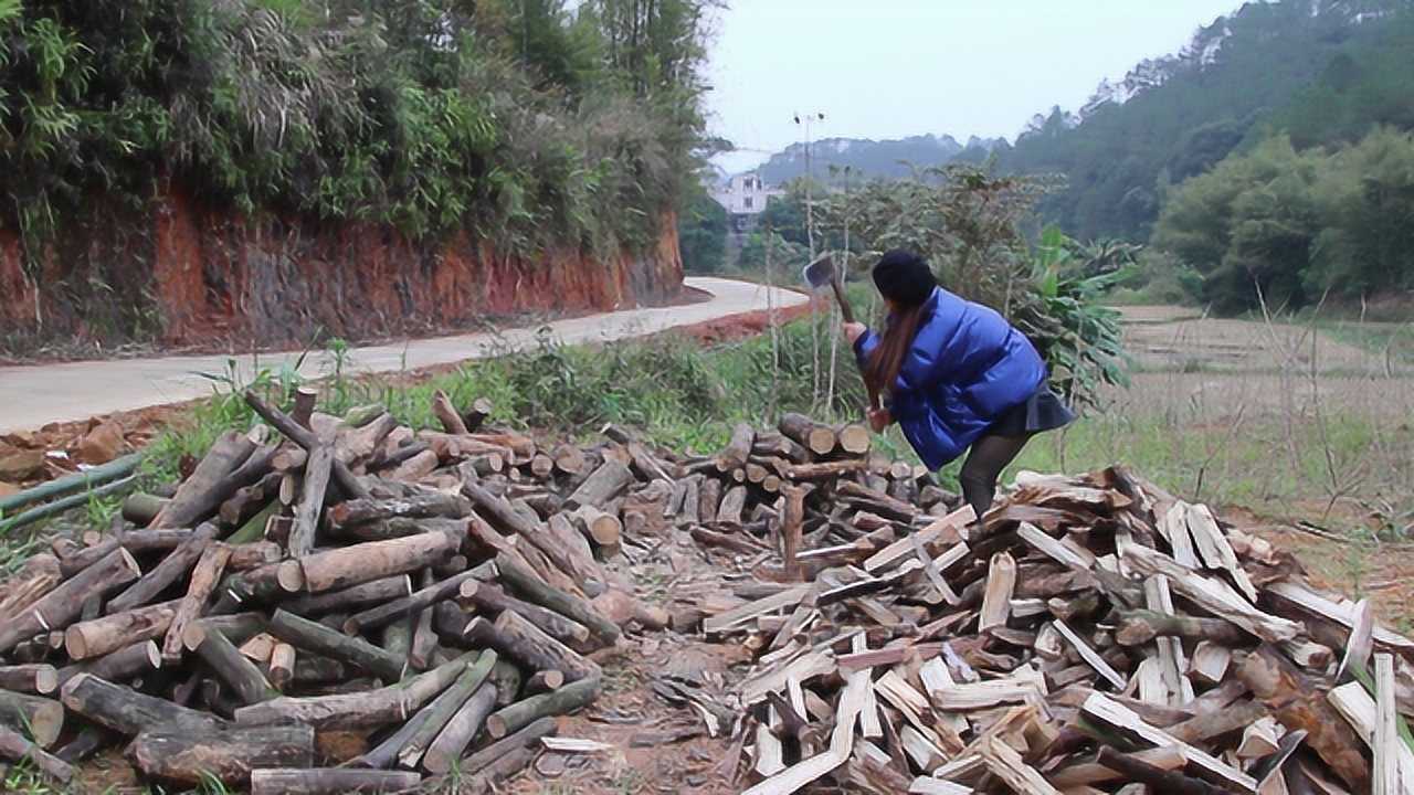 农村女孩卖力劈柴,如此勤劳能干,却至今仍单身