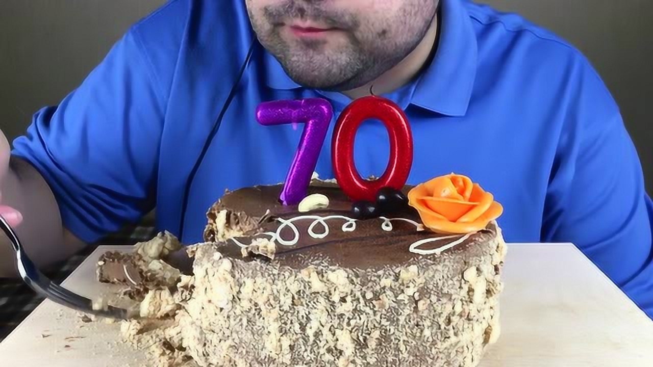 russian大叔吃巧克力果仁蛋糕,吃起来柔韧爽滑!