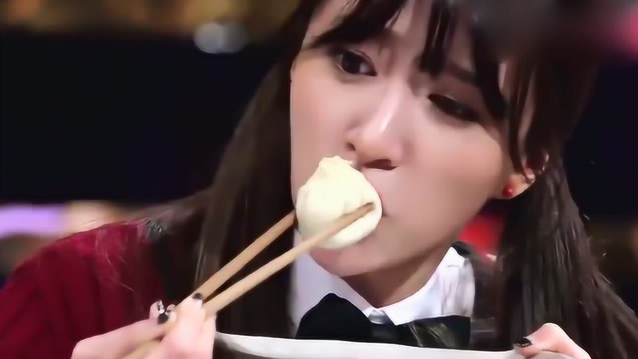 韩国大胃王比赛美女抢到中国小笼包一口将其吞掉