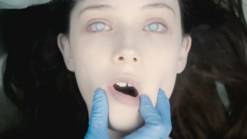 漂亮女尸被送到解剖室，解剖师打开她的嘴巴吓出一身冷汗