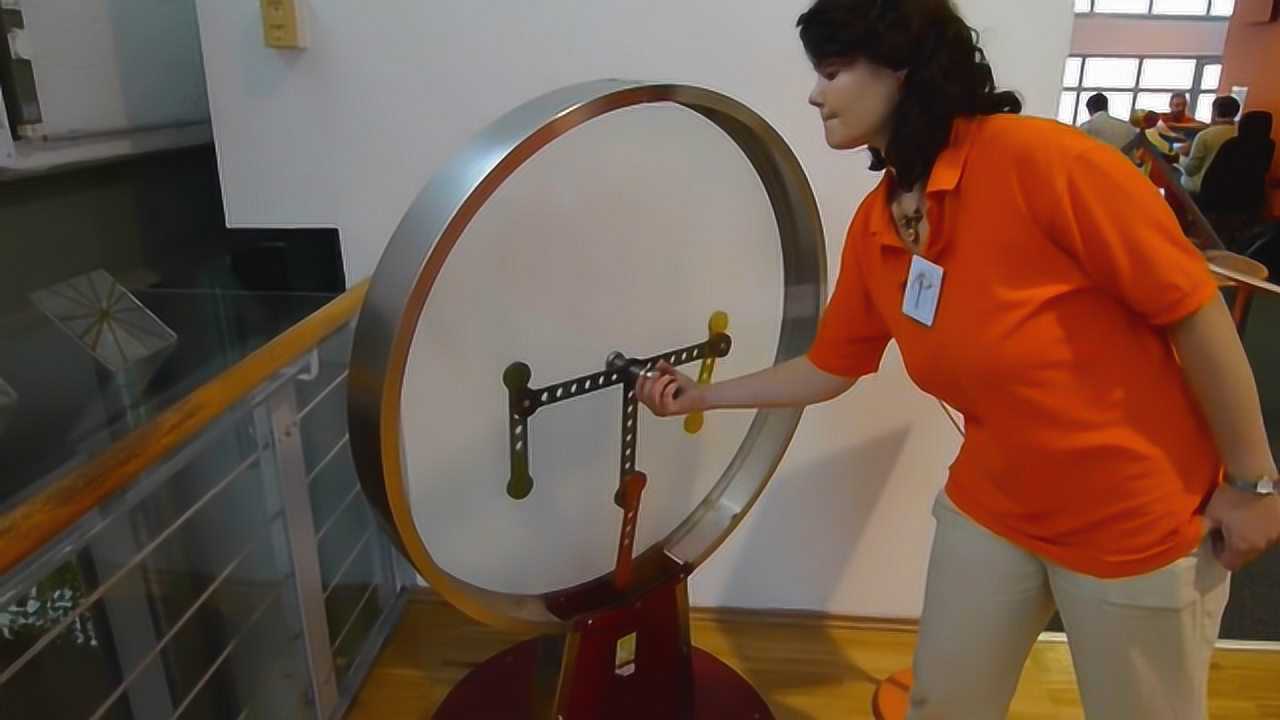 用手轻轻一碰混沌摆,它自己就动了起来!这是什么原理?