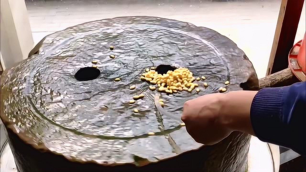 石磨磨豆浆，现在基本上已经绝迹了，磨出来细腻好喝_高清