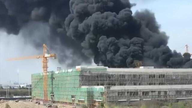 突发!浙江海盐一在建工地屋顶突发大火 滚滚黑烟遮天蔽日