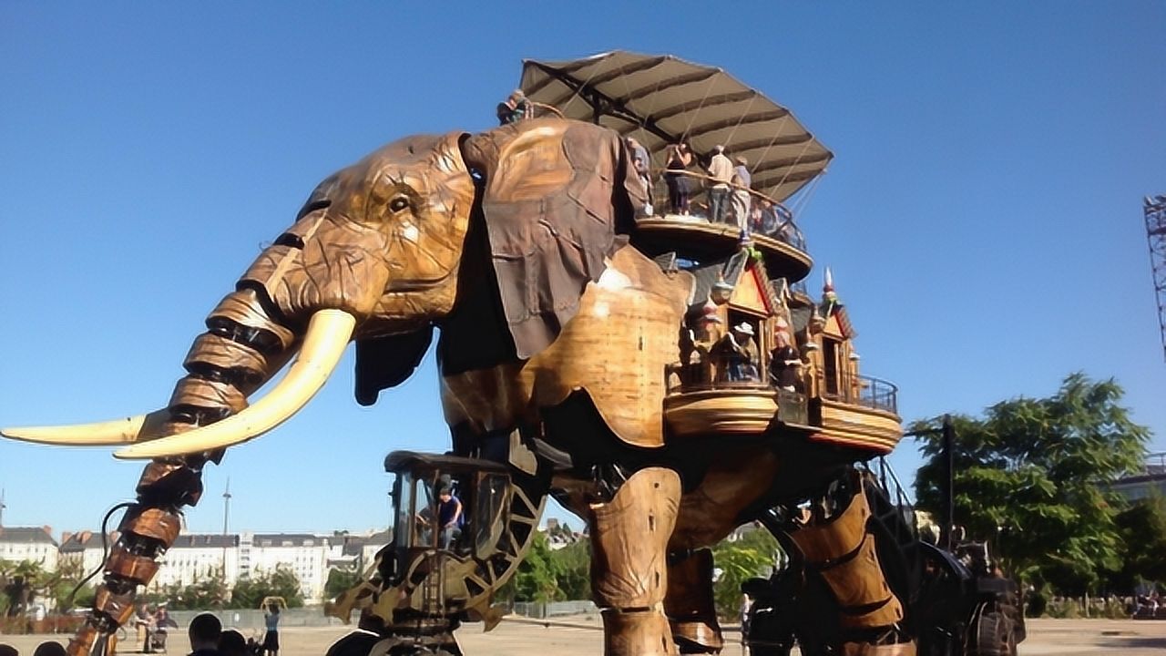 世界首款机械大象问世,高12米重45吨一次可载50人,鼻子还能喷液体_腾