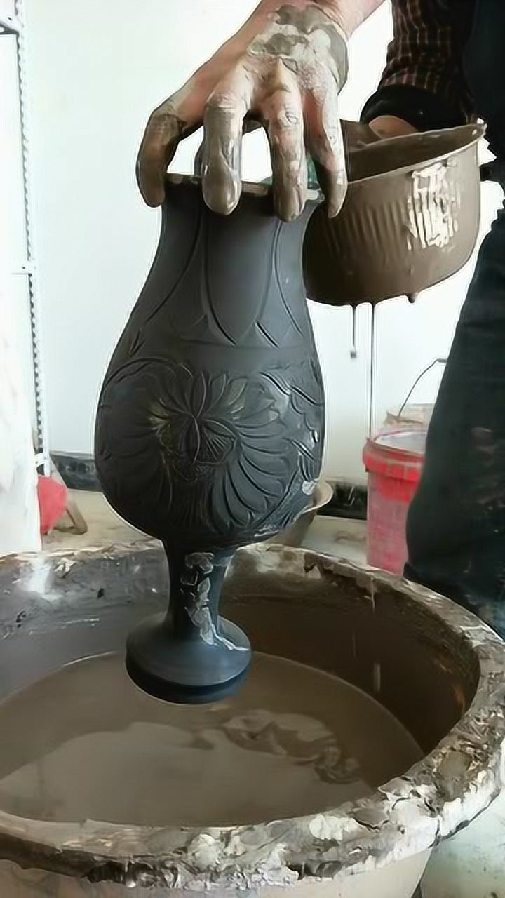 施釉工艺是古陶瓷器制作一种,成型的陶瓷坯体表面施以釉浆的过程