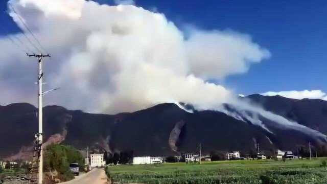 实拍:云南省鹤庆县发生森林大火 滚滚浓烟笼罩在山林上空