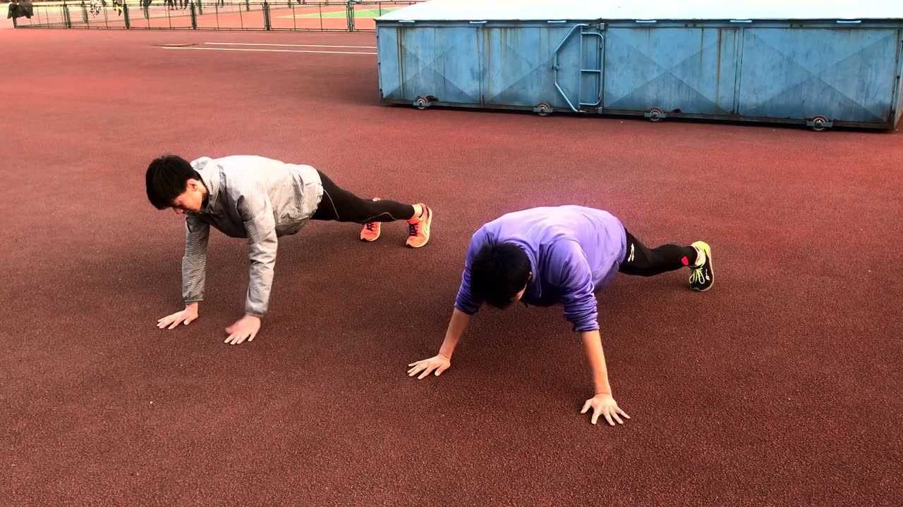 垫上素质练习俯卧撑单手摸肩