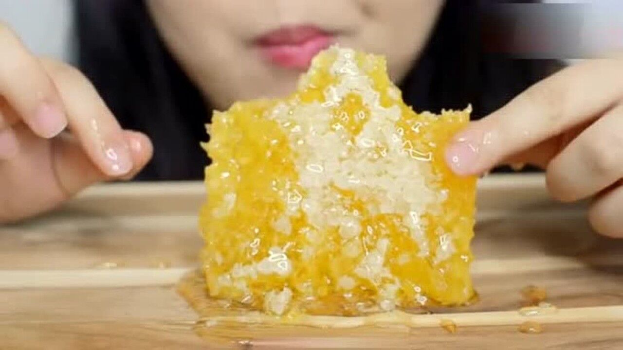 美女吃货狂吃蜂蜜 真甜