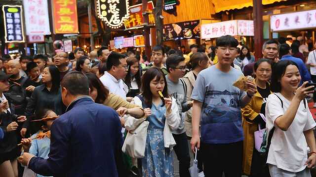 五一假期实拍西安城里最火爆美食街 来西安玩的吃货几乎都来了