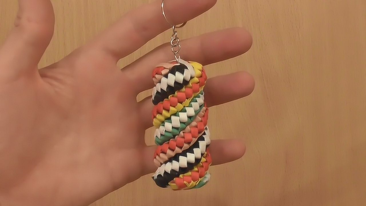 纸条编织教程,藏式转经筒挂件的制作方法,佩戴起来非常漂亮!