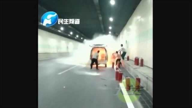 郑州北三环隧道面包车自燃