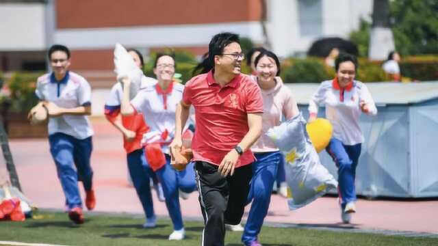 光明正大打老师!中学为高考生办“枕头大战”,师生打成一片