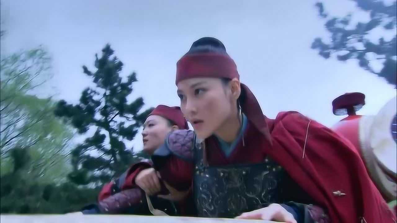 梁红玉在山上擂鼓差点被炮弹打中韩世忠命船以鼓声为令