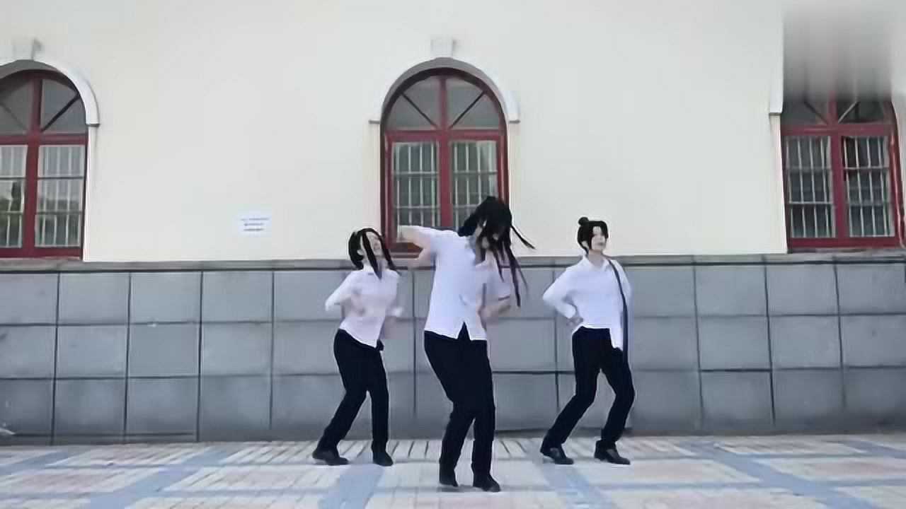 魔道祖师魏无羡金子轩三个人一起跳舞魏无羡是领舞的