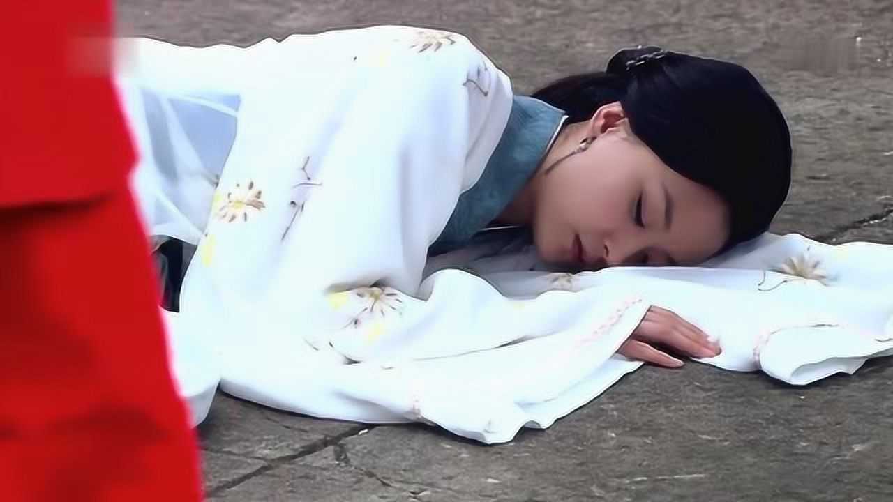 死刑犯被砍下脑袋没想到没头的身体竟站了起来美女直接被吓晕