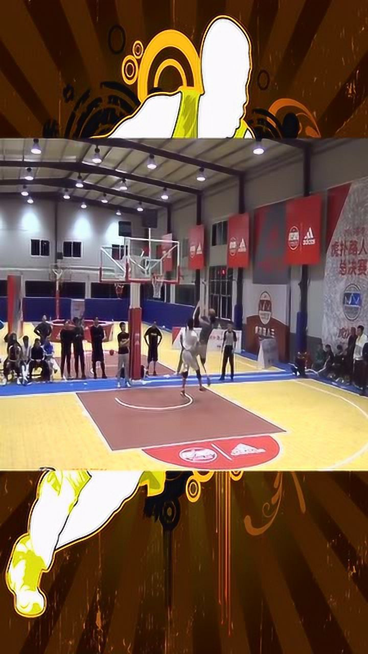 面对身高差不多的头盔哥,想强投可没有那么简单