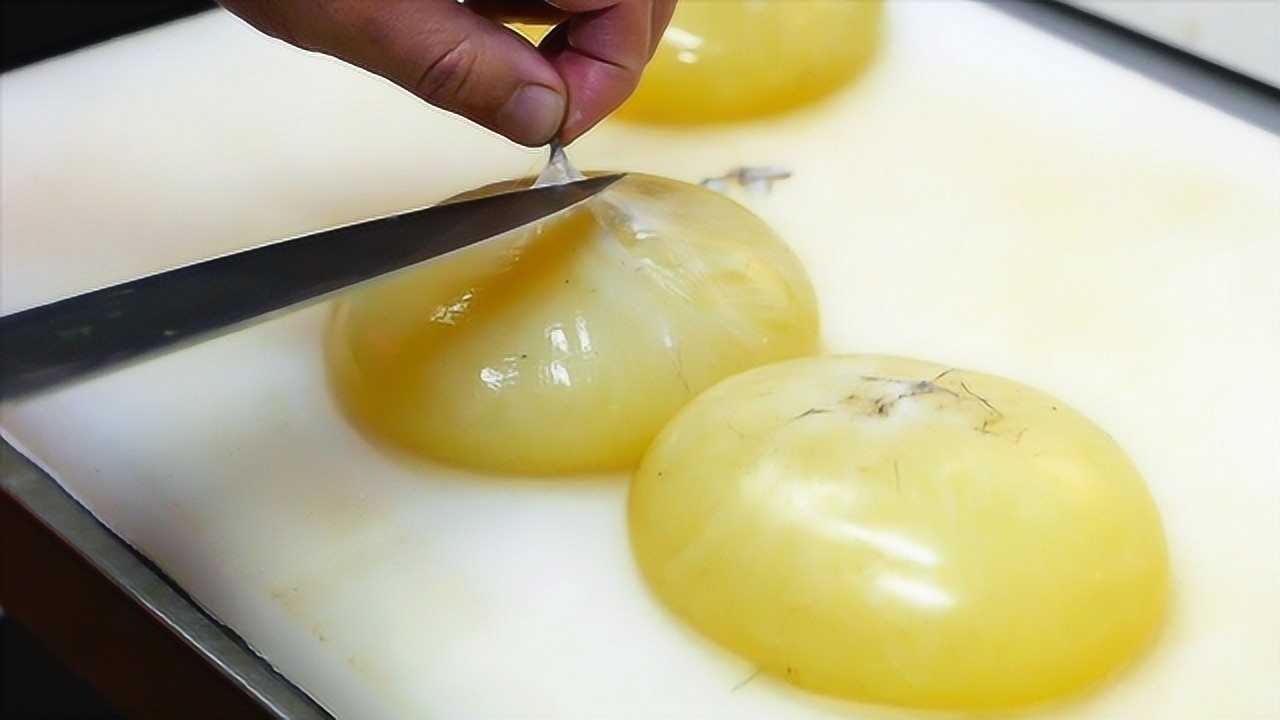 日本人的口味有多重令人恶心的章鱼蛋一口吞画面不忍直视