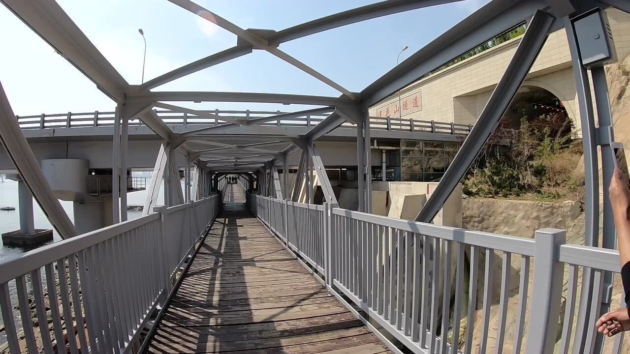 大连莲花山隧道口下方有一个镂空铁廊桥,悬在半空,恐高的不要上