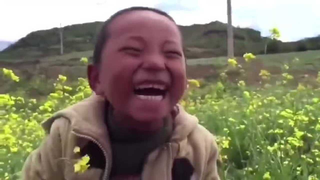 油菜地的小男孩,笑动全国!