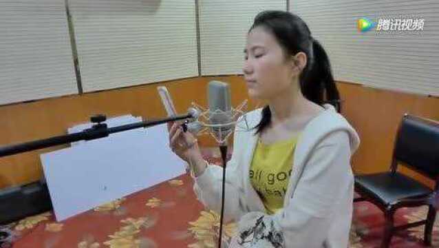 美女录音棚录音!希望你能喜欢我的歌声