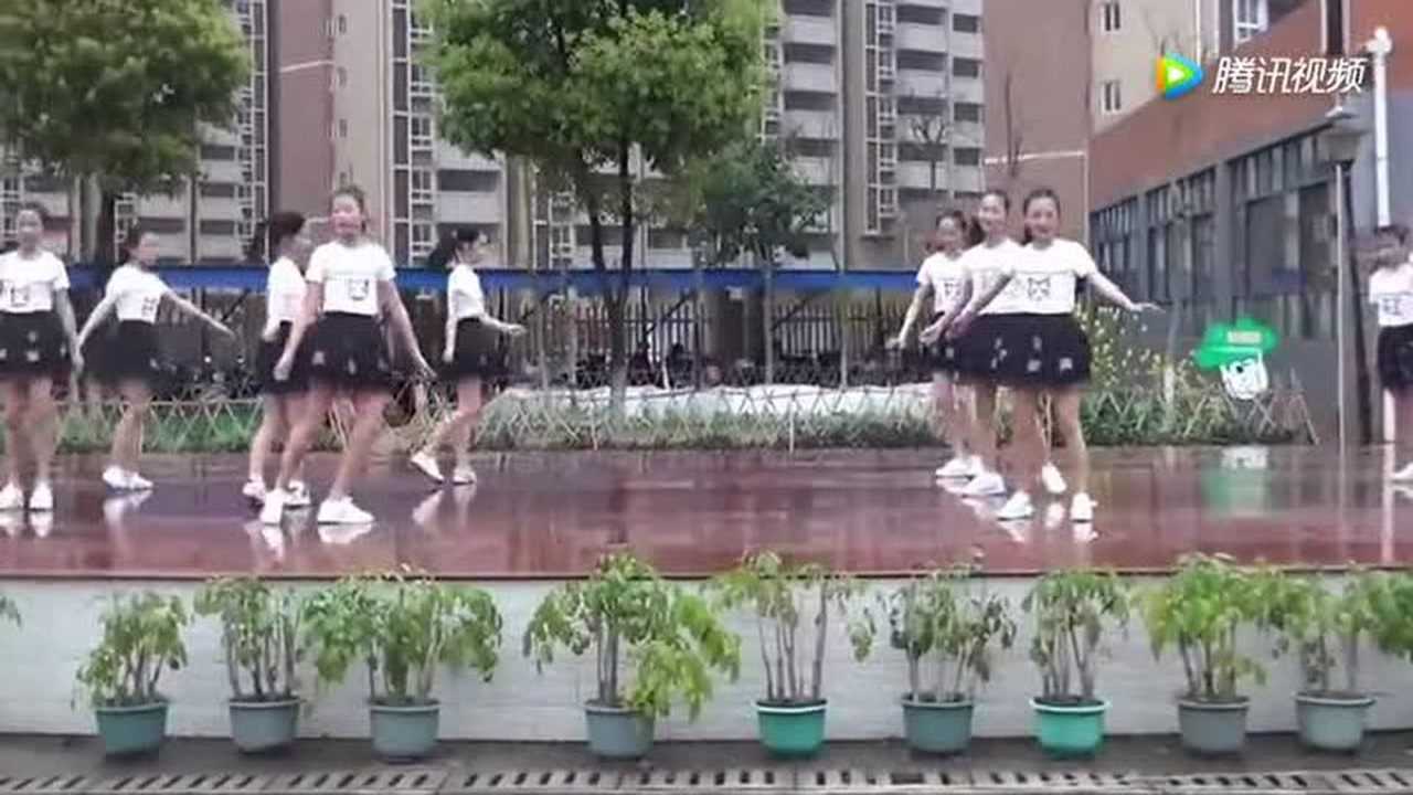 初中生毕业典礼之《淋雨一直走》舞蹈,简直太美了_腾讯视频