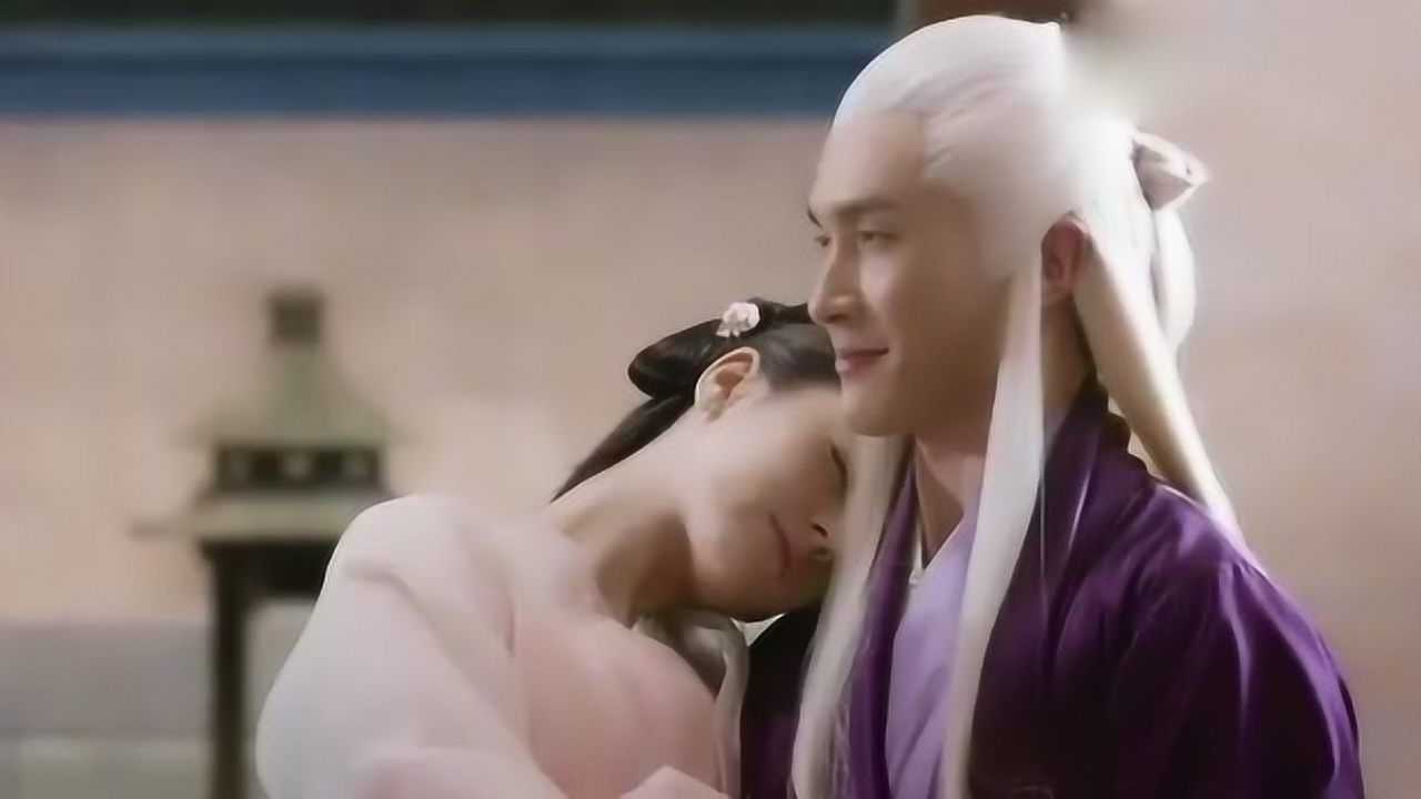 凤九误吃失魂果倒在东华帝君身上霸气帝君一把抱起就走