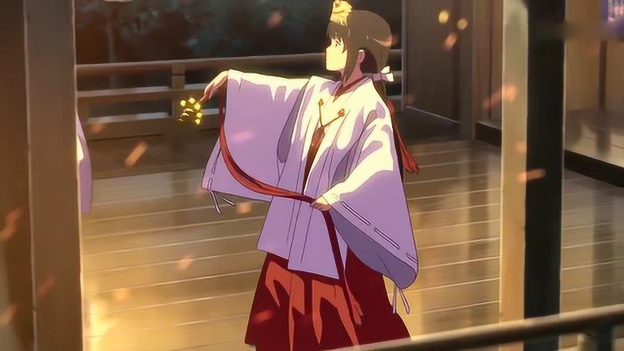 你的名字三叶穿上和服跳舞真是美呆了惹的众人驻足观看