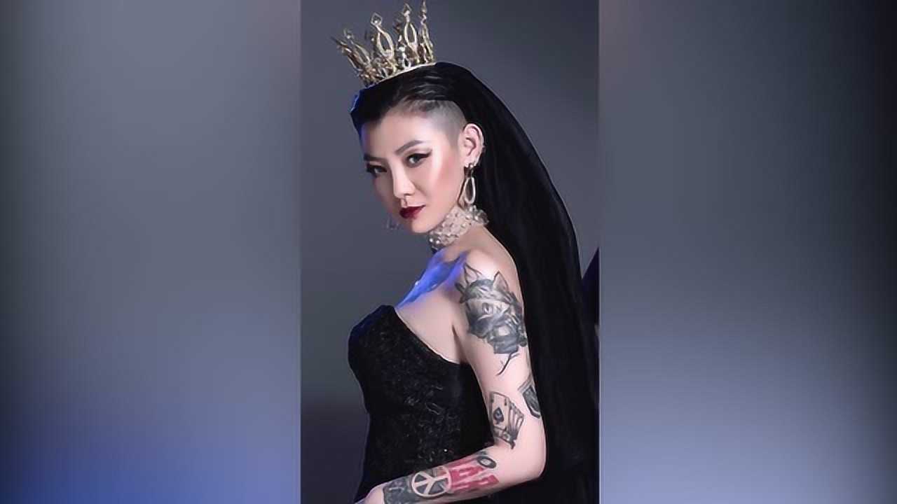 网络走红的花臂"暗黑新娘",婚后形象多变,这真是一个人?