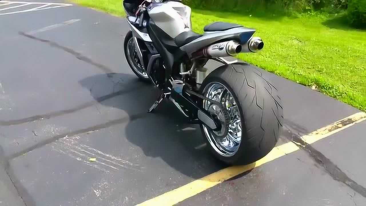 轮子很宽的摩托车图片