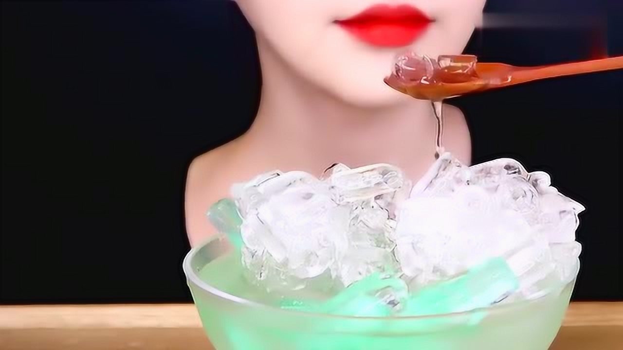吃播:韩国大胃王美女吃冰块,嚼冰块的声音很治愈
