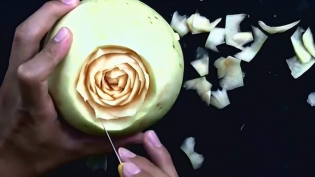 哈密瓜雕刻成花,很简单!